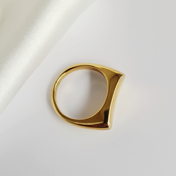 NEW Gold Curved Modern Signet Ring - Picture 6 of 10